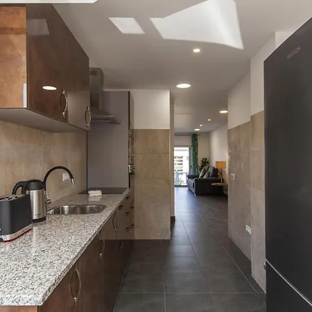 B74 - Baluarte Flat In * ラゴス